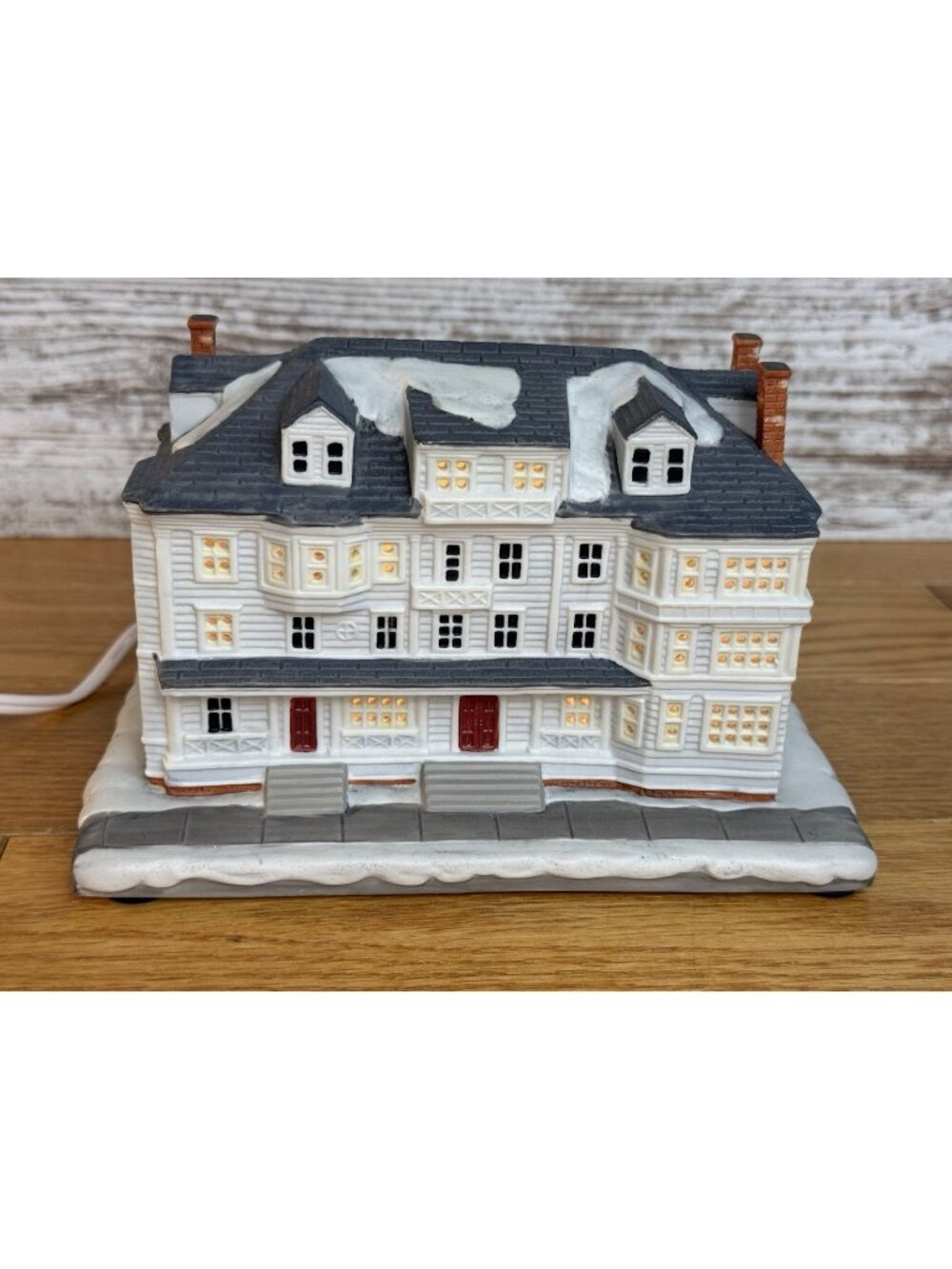 1993 Hawthorne Village Red Lion Inn Norman Rockwell Christmas Porchlight COA Box